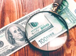 Dollar Lower Versus Euro as Political Risks Linger