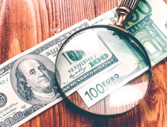 Dollar Lower Versus Euro as Political Risks Linger