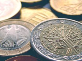 Euro Falls Versus Dollar as ECB Disappoints