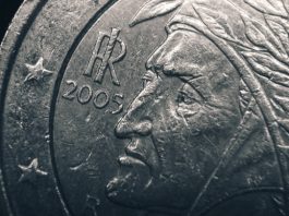 Euro Comes Under Pressure Versus the US Dollar as 2 Italian Banks Fail