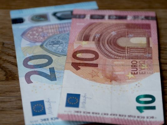 GBP/EUR: Pound Lower vs Euro As UK Manufacturing Sector Shrinks