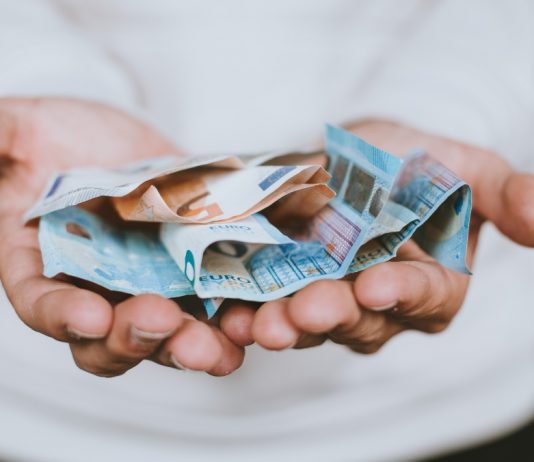 GBP/EUR: Theresa May Sees Off Immediate Threat